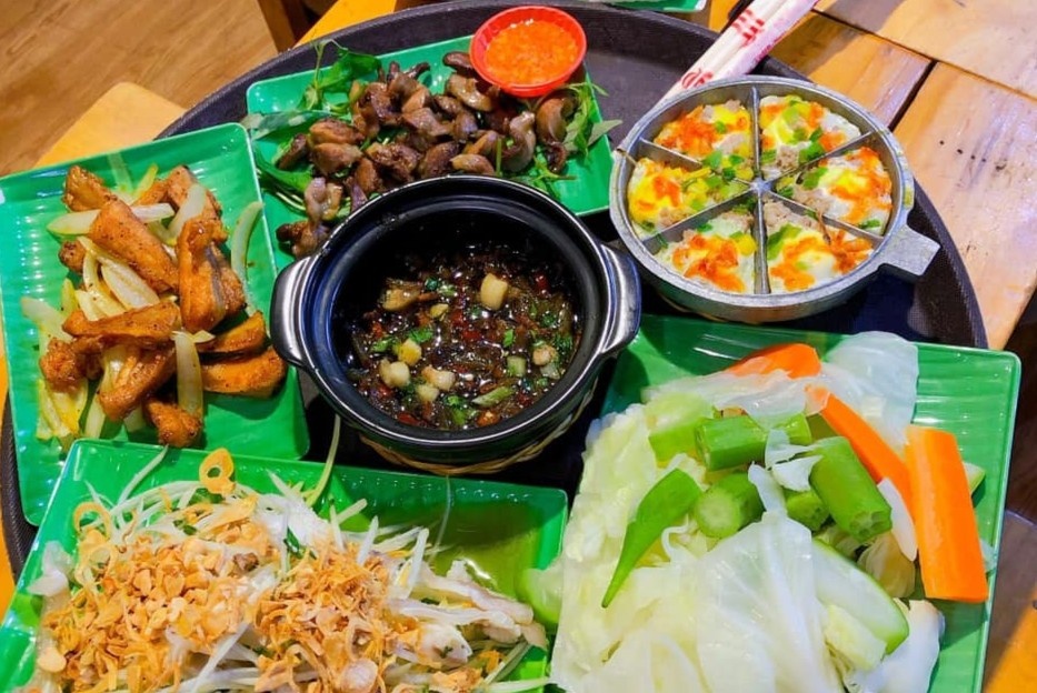 Thuong thuc com chay kho quet o TP.HCM hinh anh