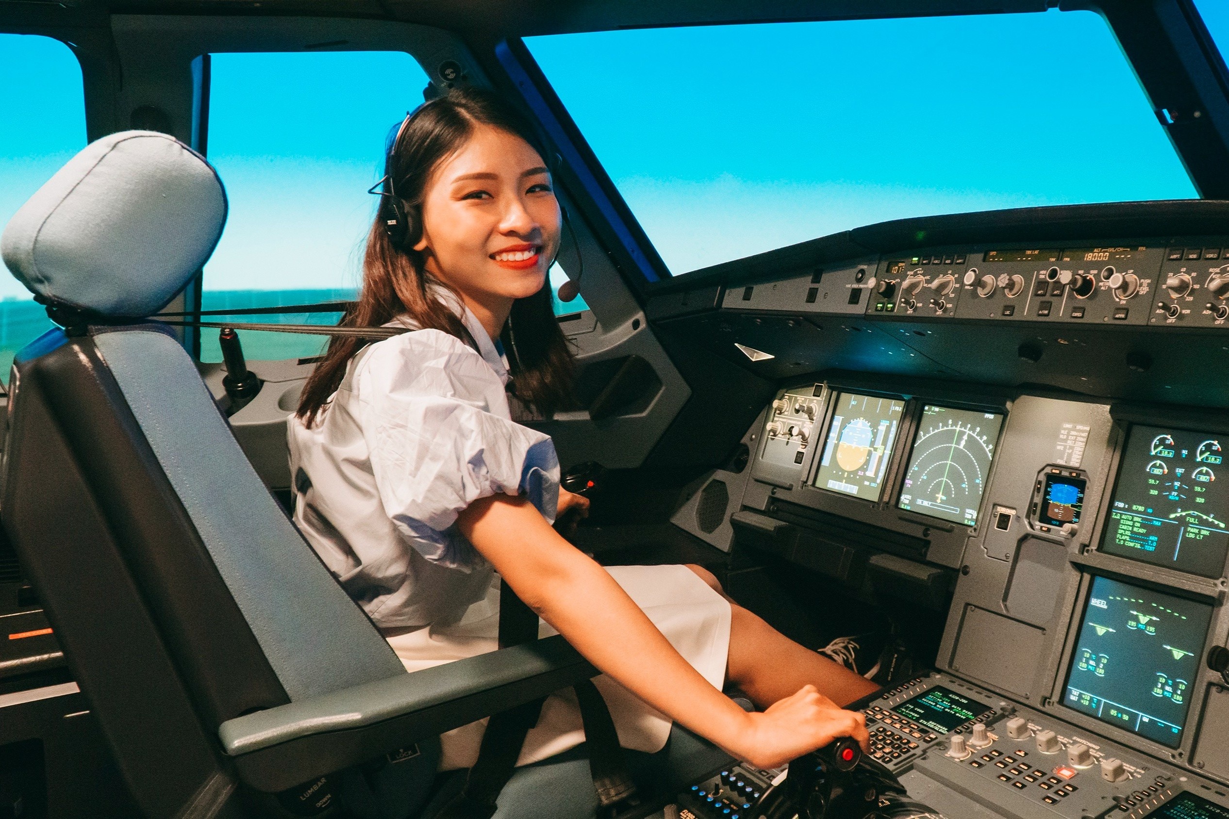 Trai nghiem buong lai may bay tri gia 500 ty dong o TP.HCM hinh anh