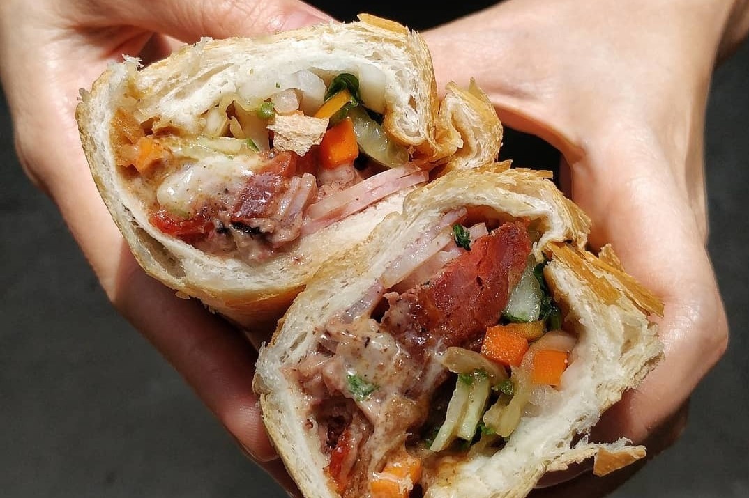 3 tiem banh mi heo quay ngon co tieng o TP.HCM hinh anh