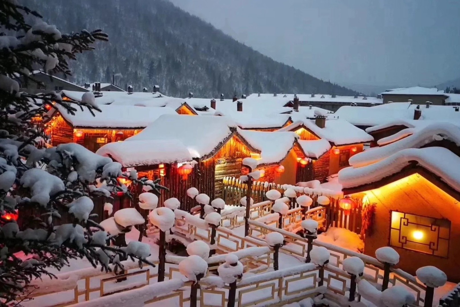 Ngoi lang suot nua nam bi tuyet bao phu o Trung Quoc hinh anh