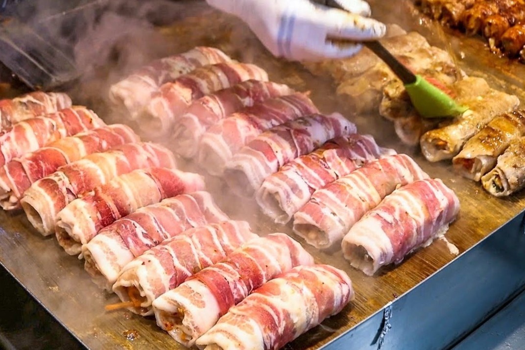 Mon thit ba chi cuon kim chi tren duong pho Han Quoc hinh anh