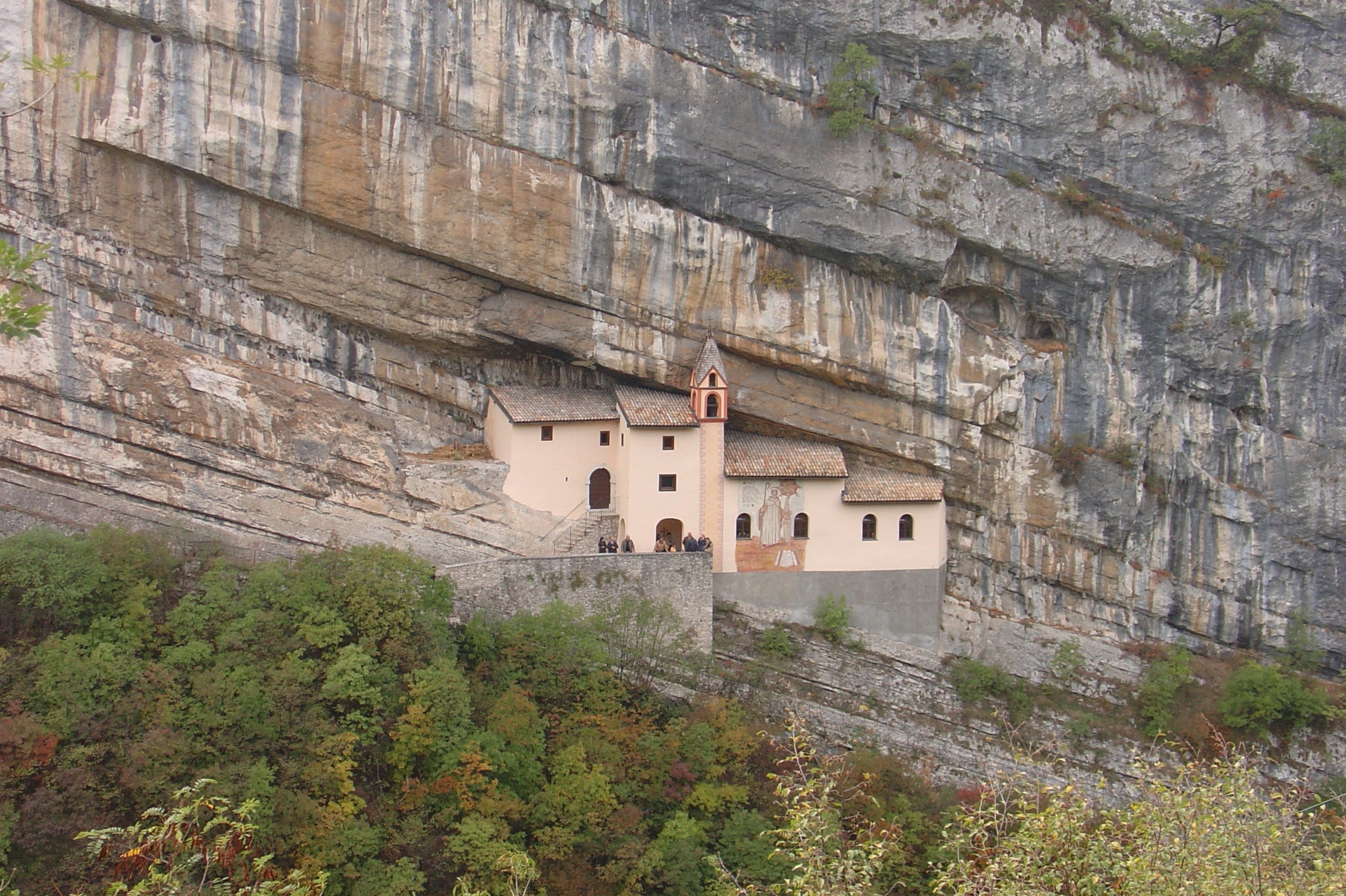 Tu vien tren vach da dung dung cao 120 m hinh anh
