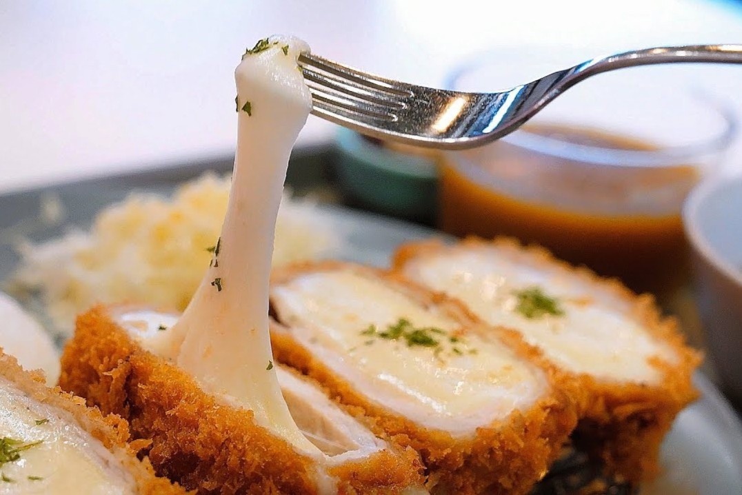 Thit heo cuon pho mai chien xu o Han Quoc hinh anh