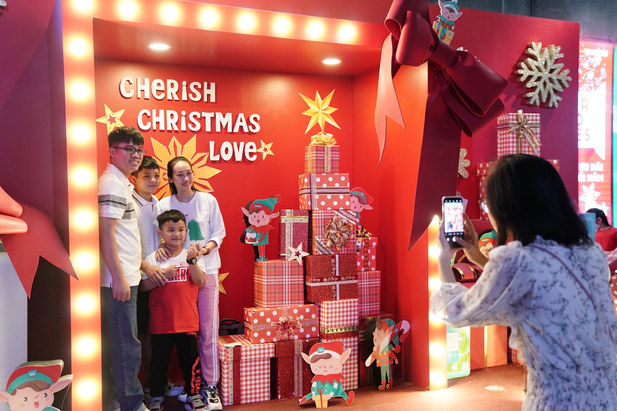 khong khi giang sinh o trung tam thuong mai TP.HCM anh 5