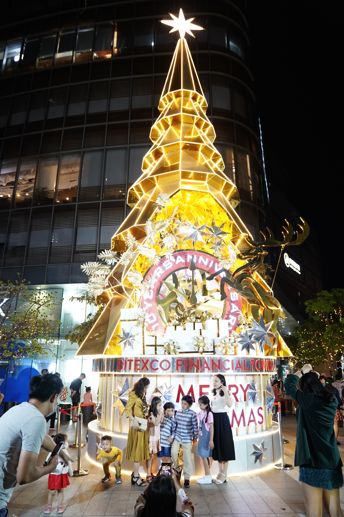 khong khi giang sinh o trung tam thuong mai TP.HCM anh 6