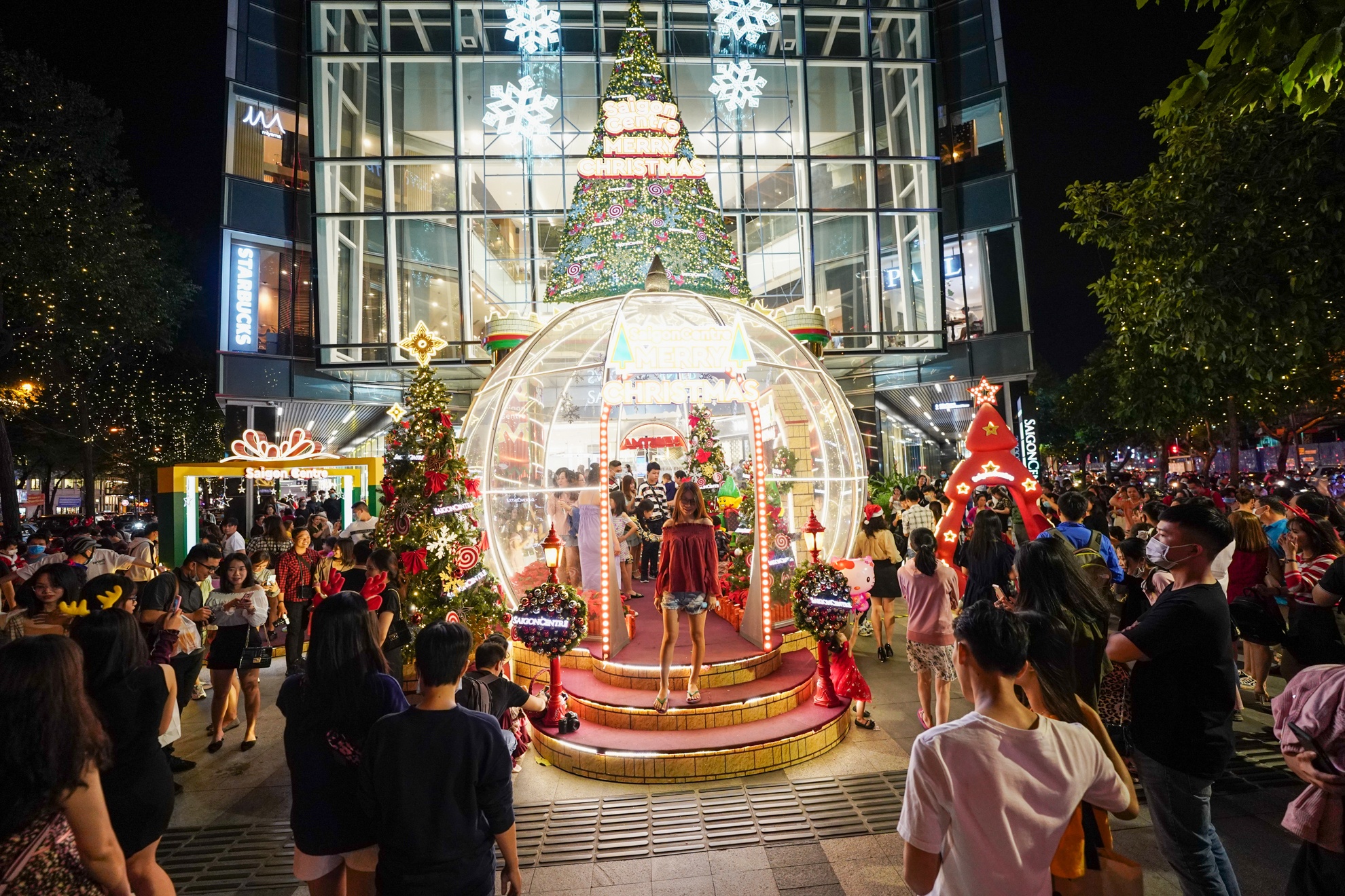 khong khi giang sinh o trung tam thuong mai TP.HCM anh 7