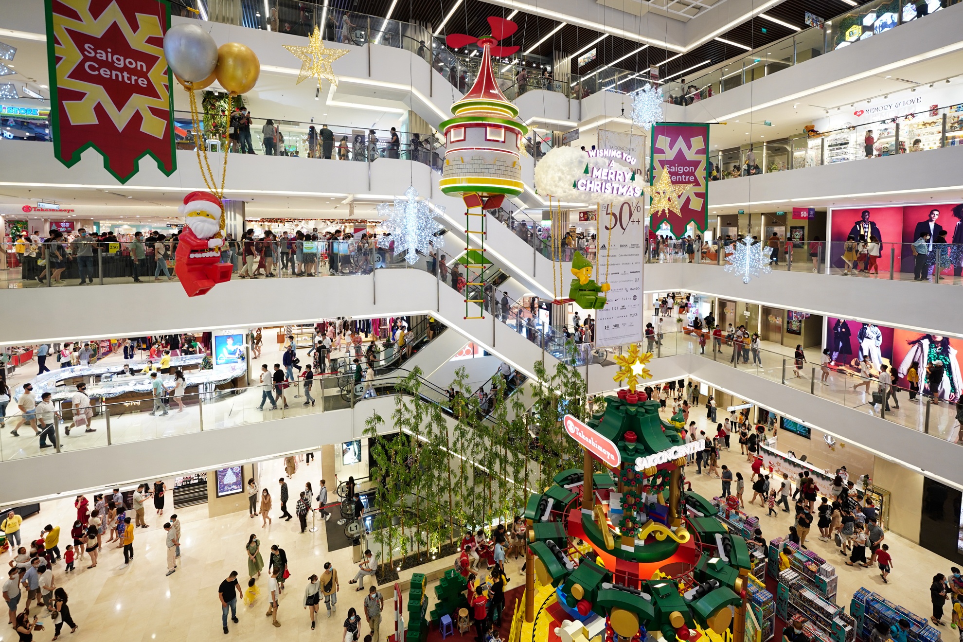 khong khi giang sinh o trung tam thuong mai TP.HCM anh 9