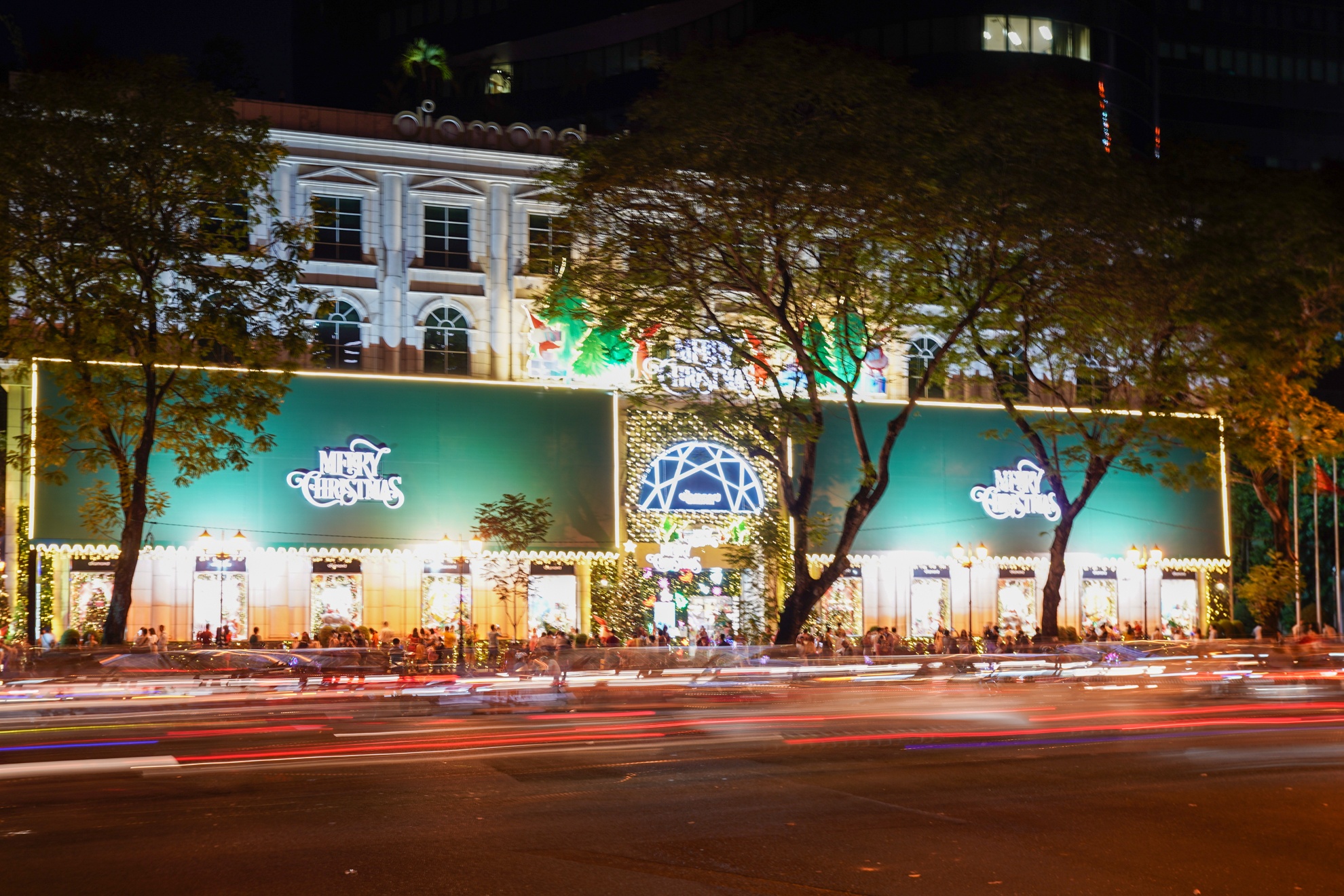 khong khi giang sinh o trung tam thuong mai TP.HCM anh 1