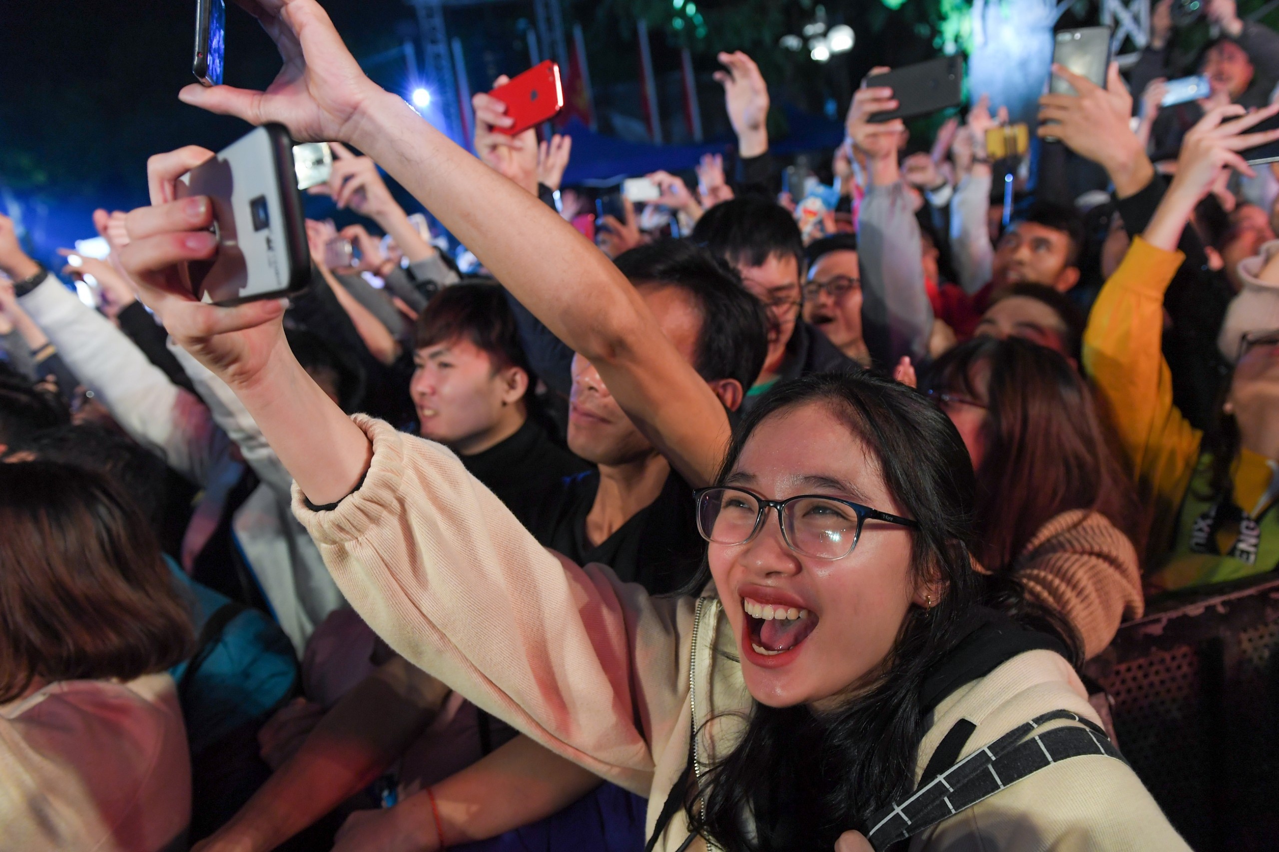 Dai tiec countdown o cac thanh pho lon cua Viet Nam hinh anh