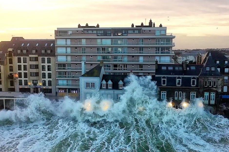 Noi co song trieu cao hon toa nha 3 tang hinh anh