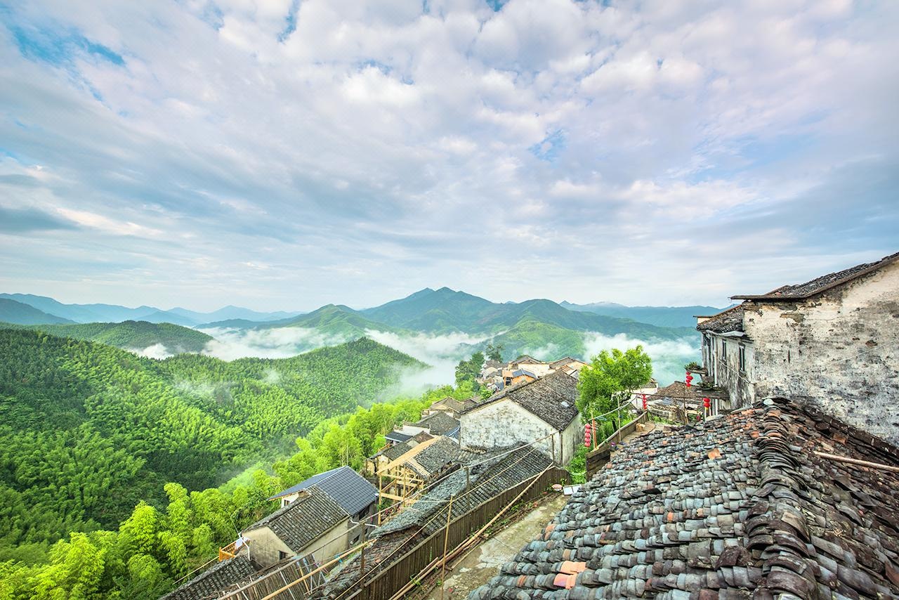 Ngoi lang 300 nam tuoi tung bi bo hoang o Trung Quoc hinh anh