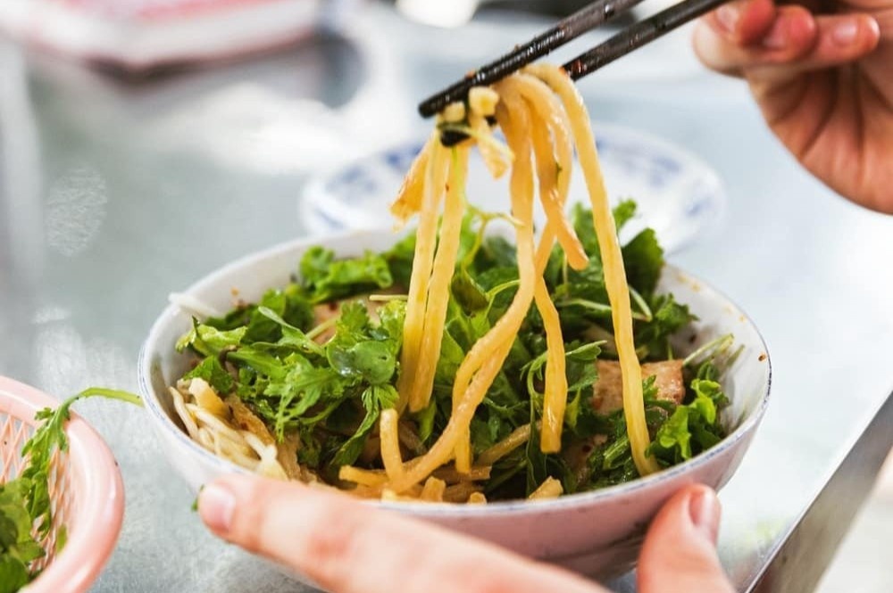 Cao lau Hoi An chinh phuc gia dinh du khach My hinh anh