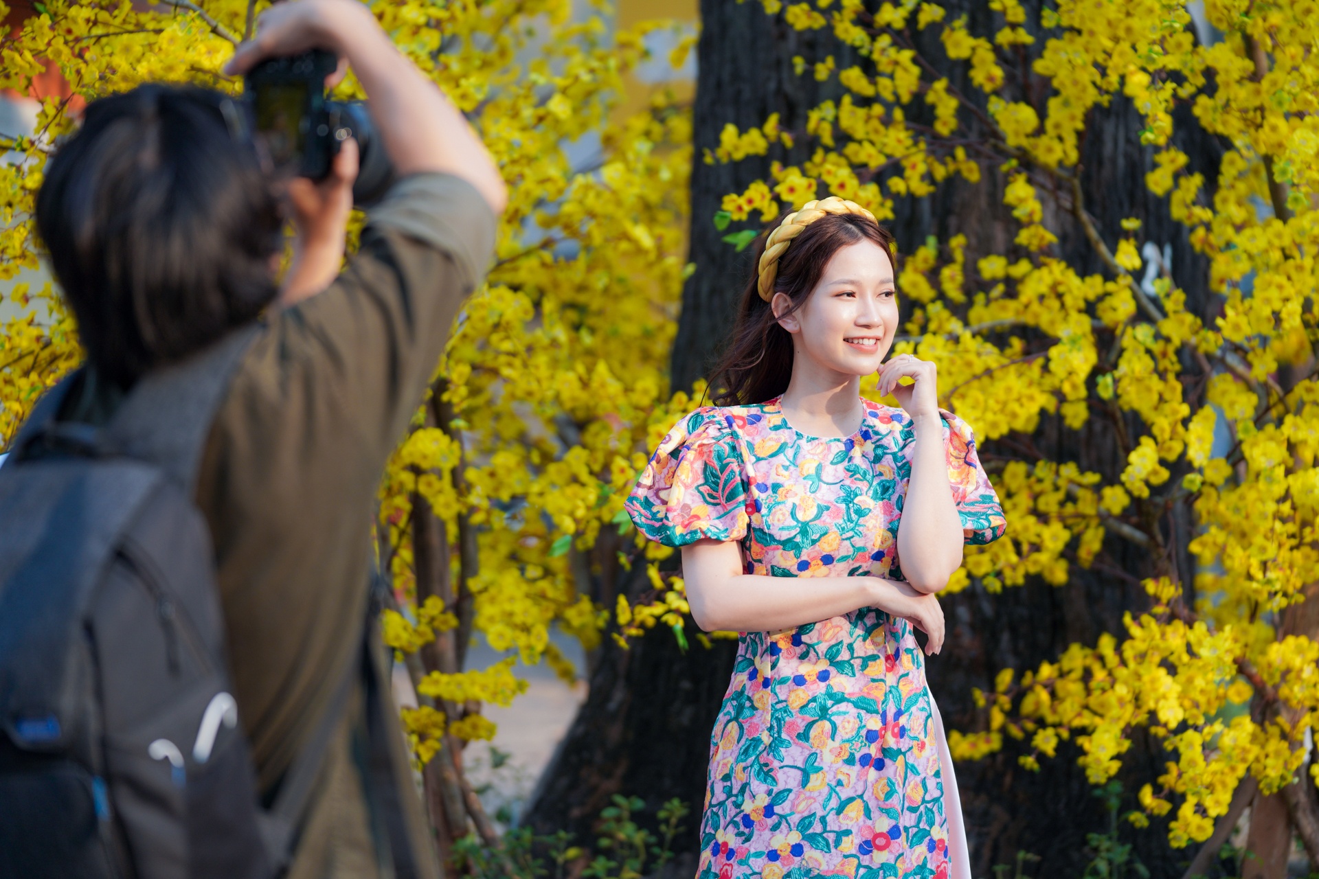 Gioi tre dien ao dai chup anh xuan o duong mai hinh anh