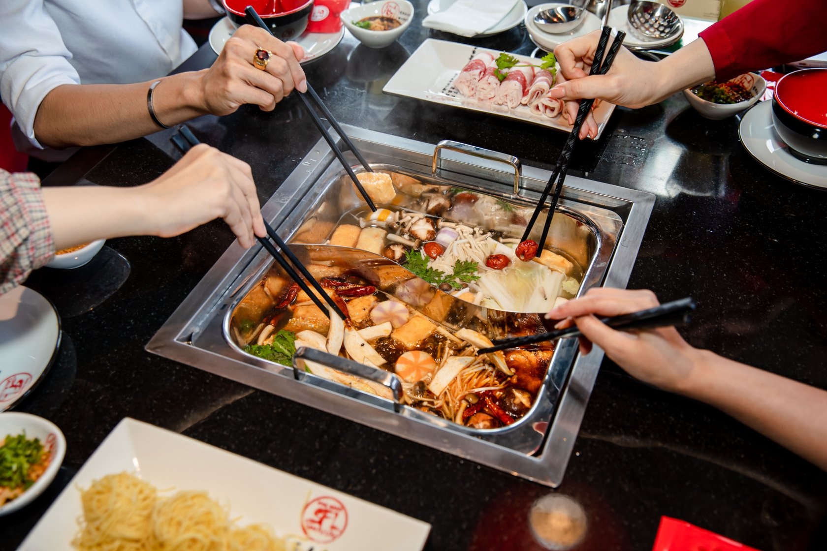 10 nha hang, tiem an tai TP.HCM mo cua xuyen Tet hinh anh