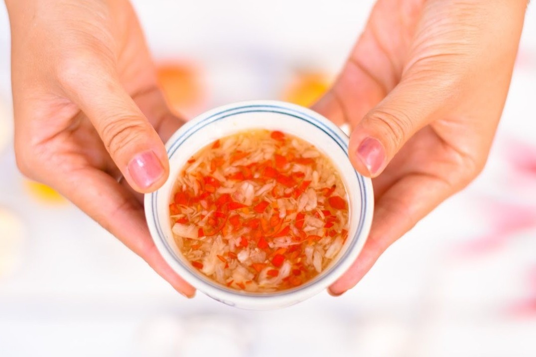 Cong thuc pha nuoc mam toi ot chuan vi hinh anh