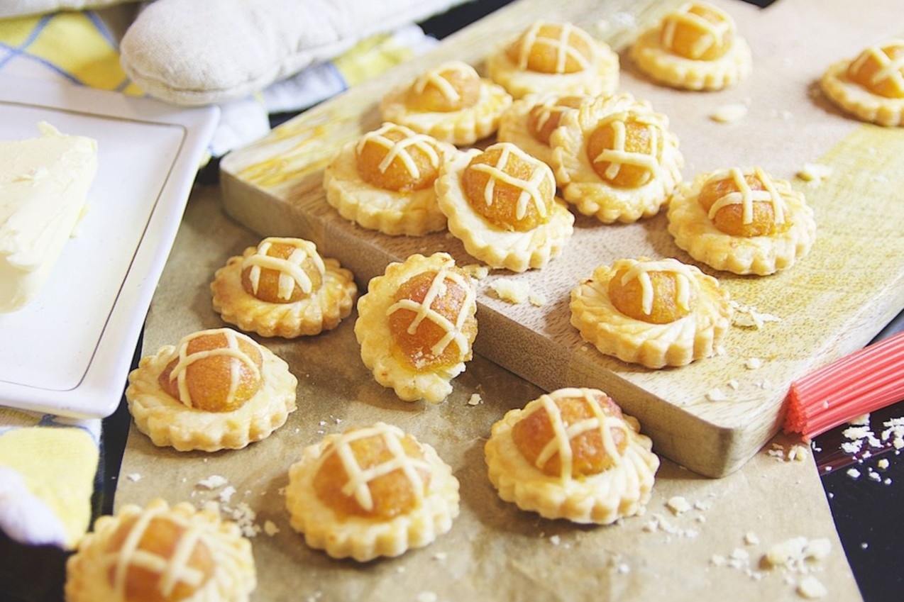 Thu lam banh dua dai khach dip Tet hinh anh