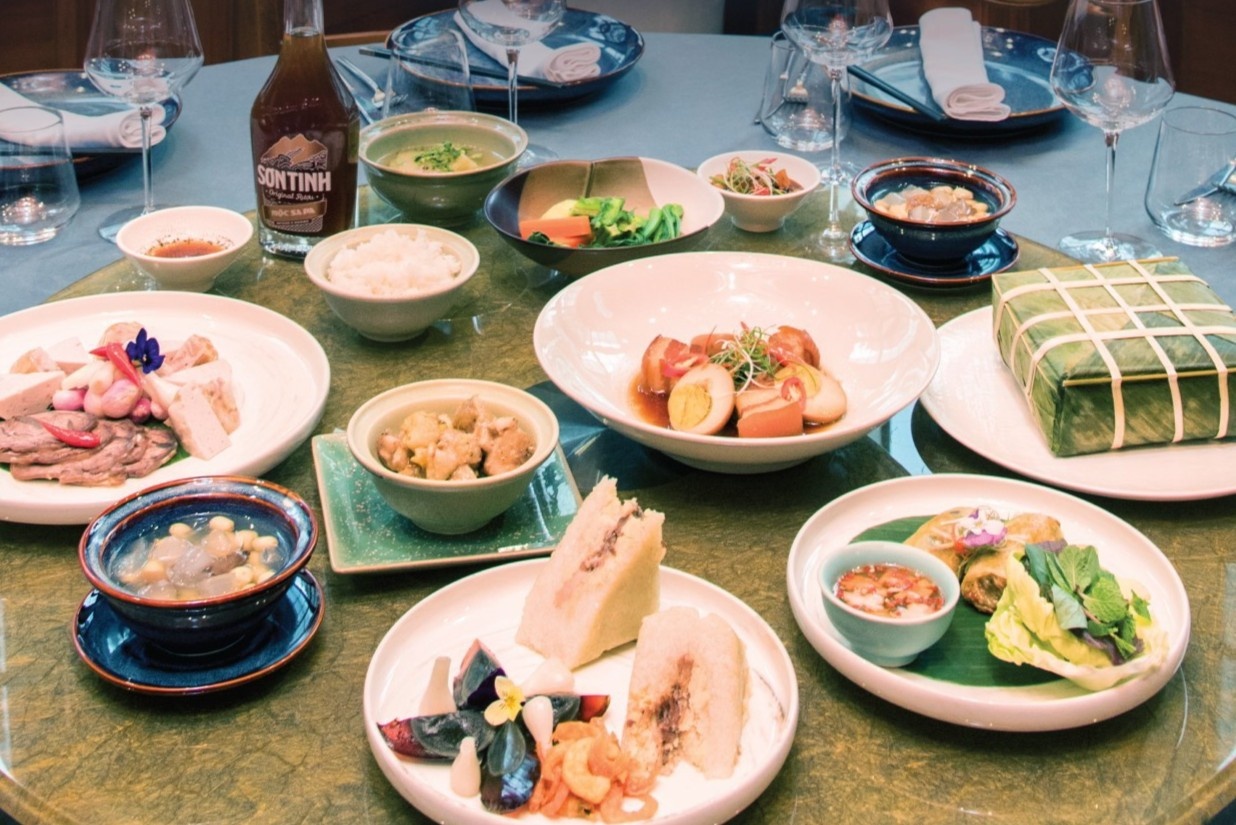 Nha hang phuc vu banh chung, bap bo ngam dip Tet o TP.HCM hinh anh