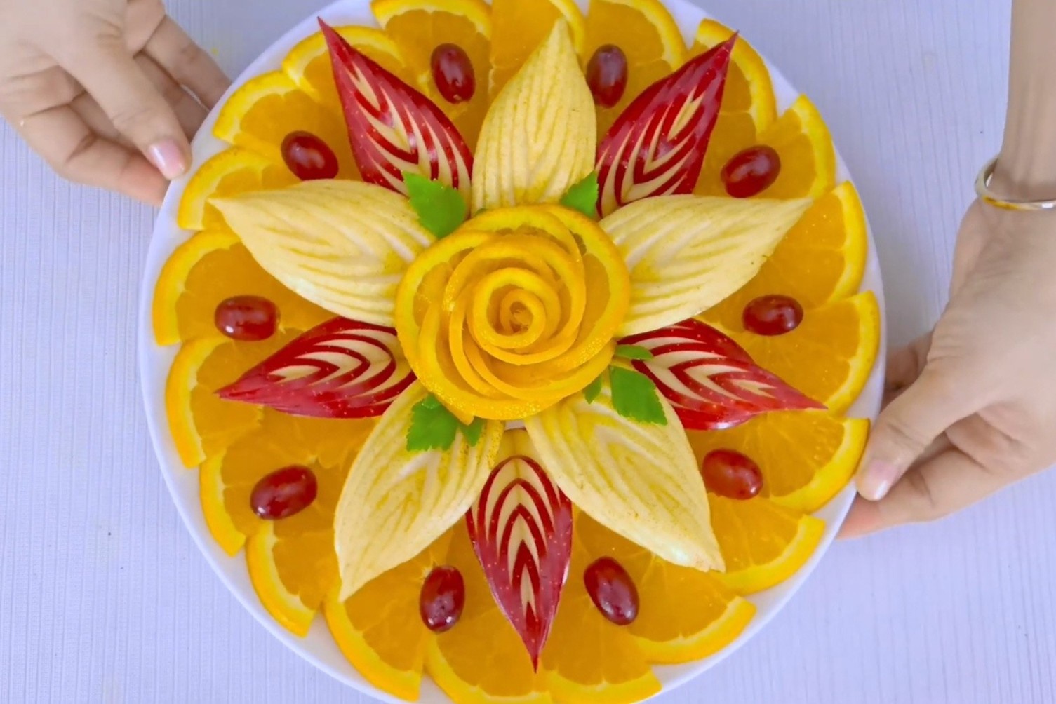 Trang tri dia trai cay dep mat dai khach ngay Tet hinh anh