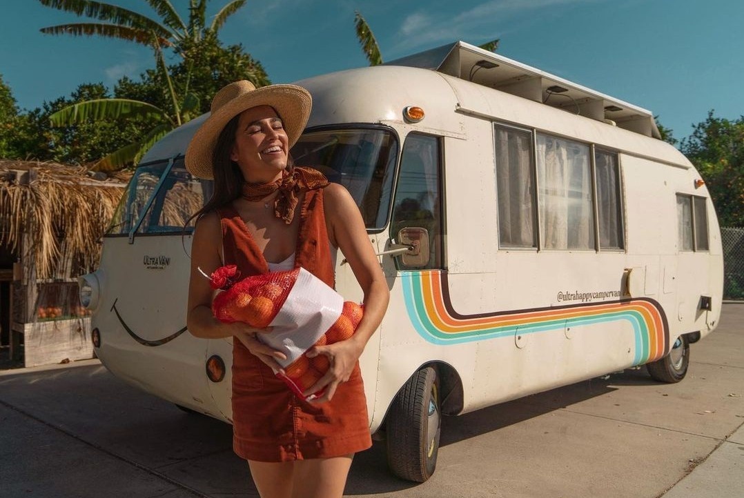 Co gai di du lich bang nha di dong tien nghi hinh anh