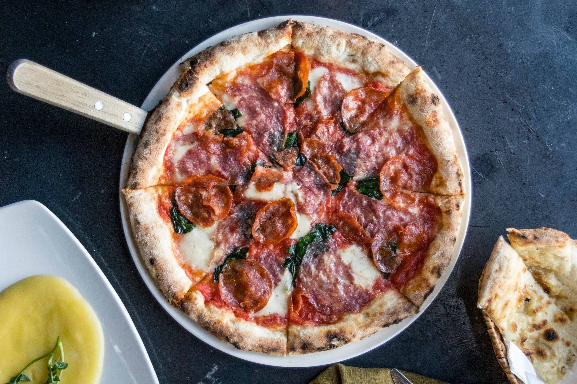 10 nha hang noi bat tren duong Le Thanh Ton hinh anh