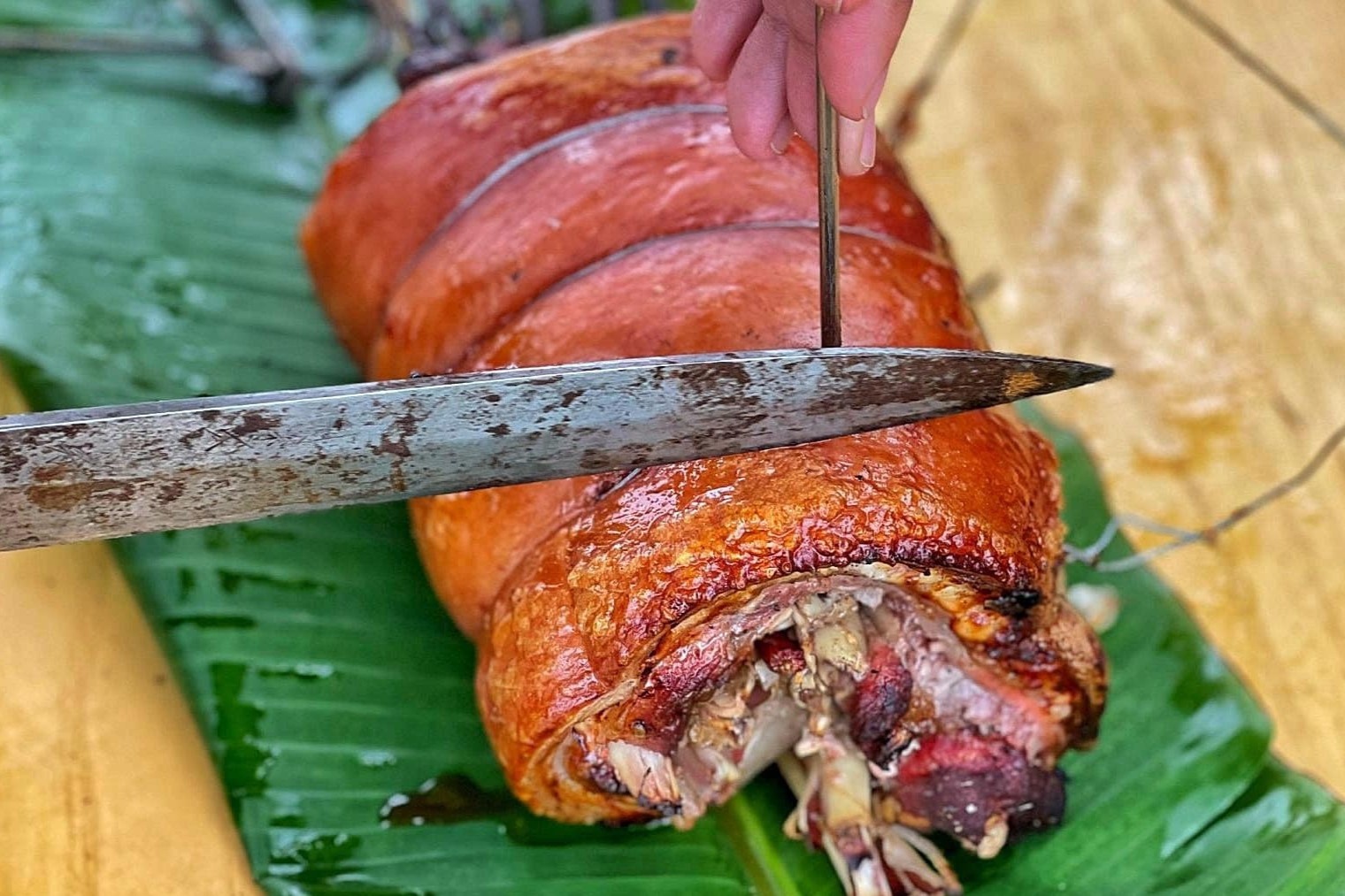 Lam heo quay cuon da gion thom ngon hinh anh