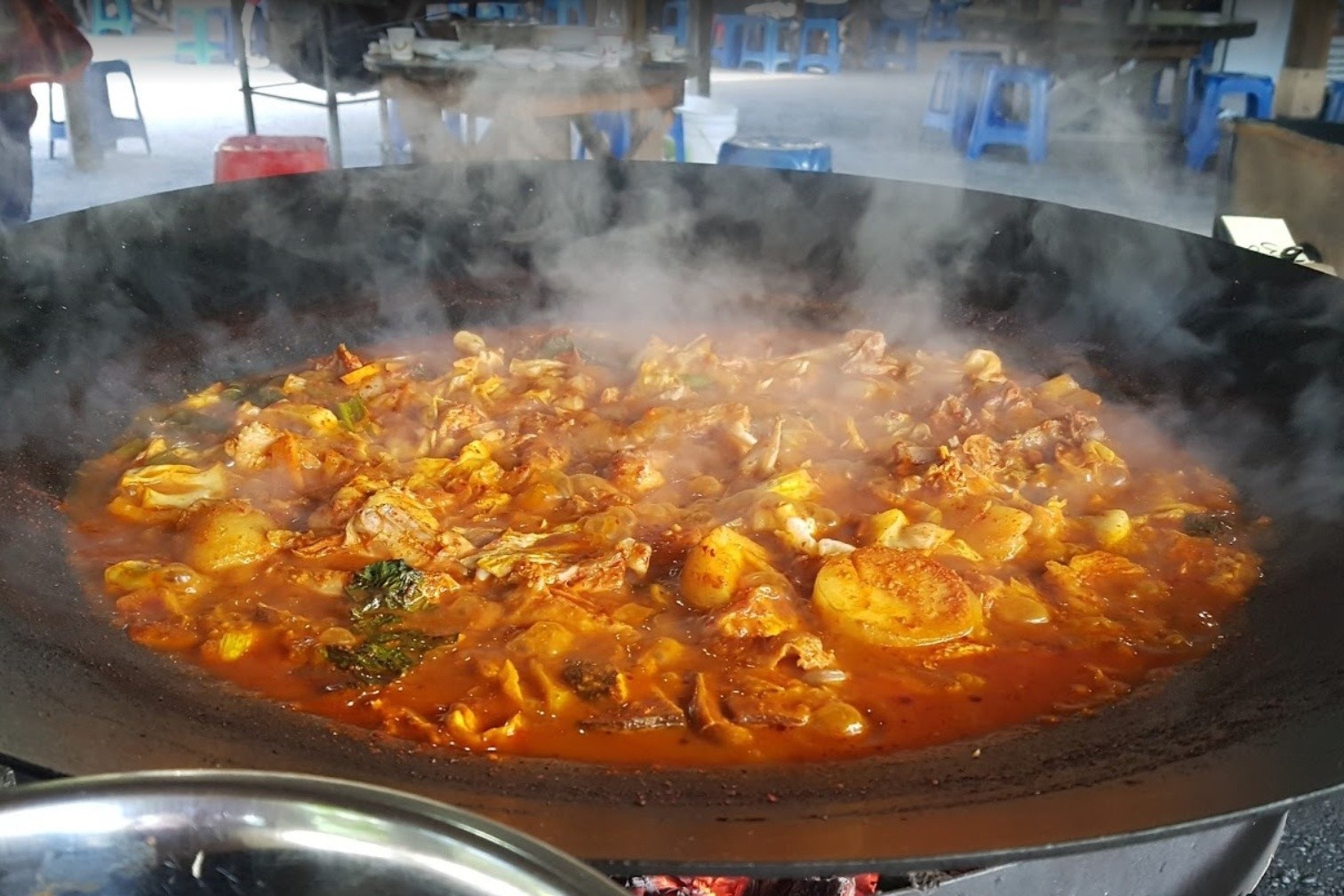 Mon ga xao trong chao lon o Han Quoc hinh anh