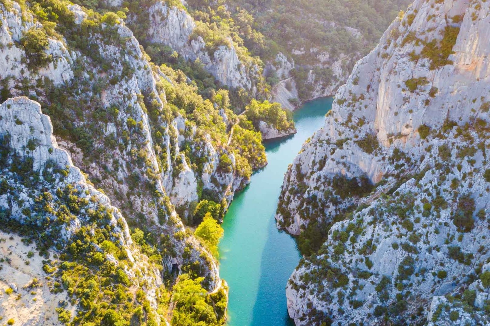 Hem vuc sau nhat nuoc Phap voi mau nuoc xanh ngoc bich hinh anh