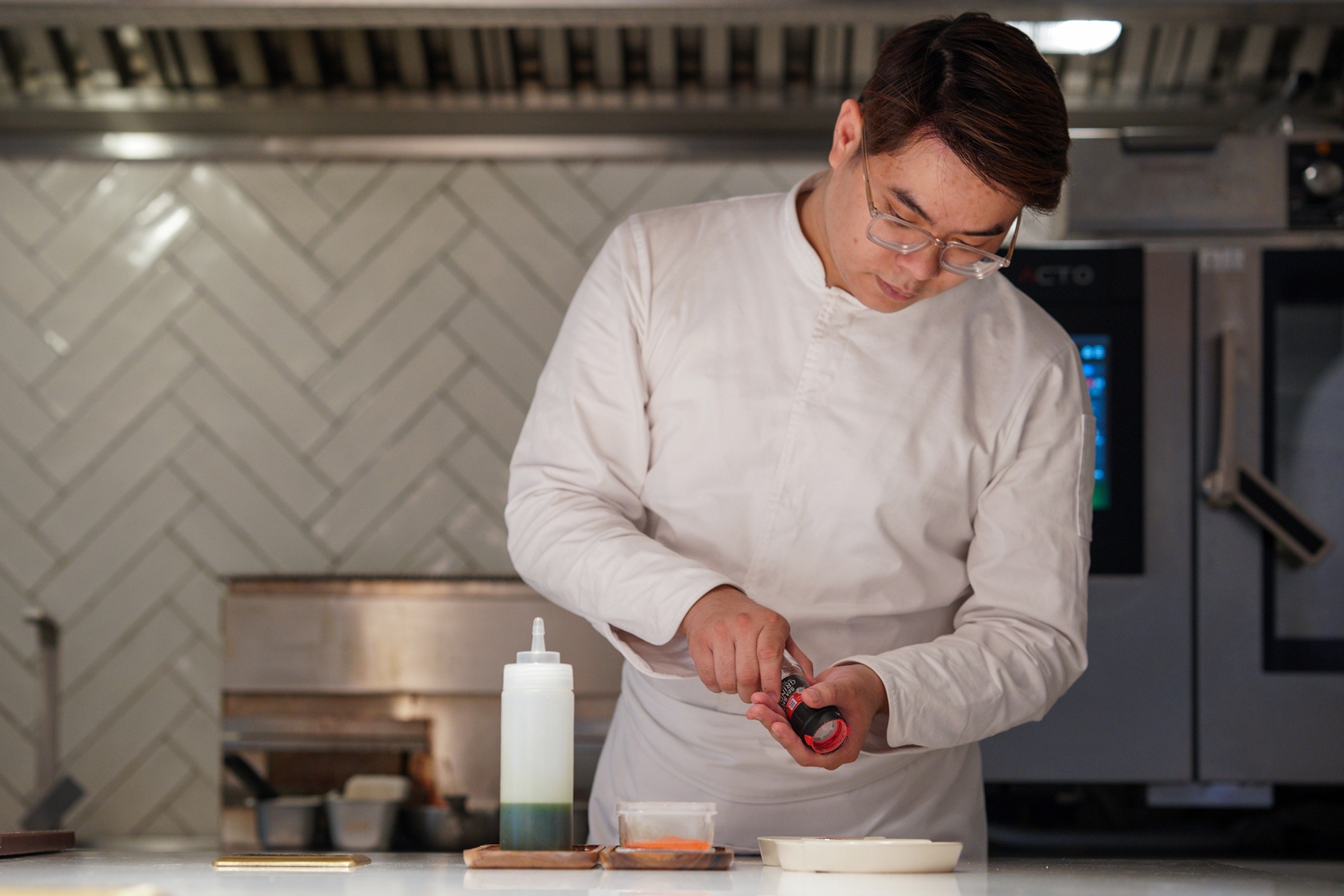 Tu phu bep khong luong den chu nha hang Viet top 100 chau A hinh anh