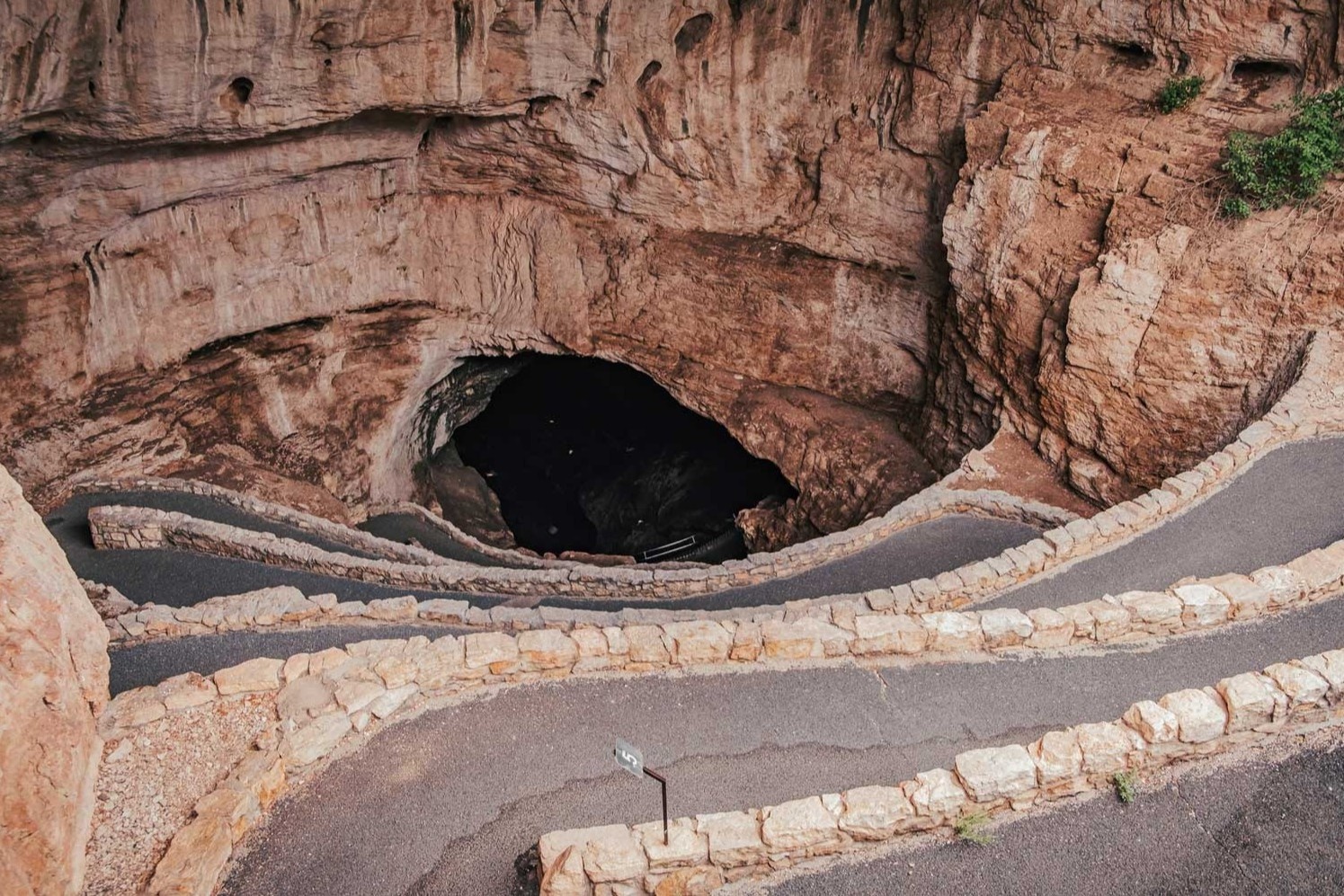 Con duong doc dan xuong hang dong o My hinh anh