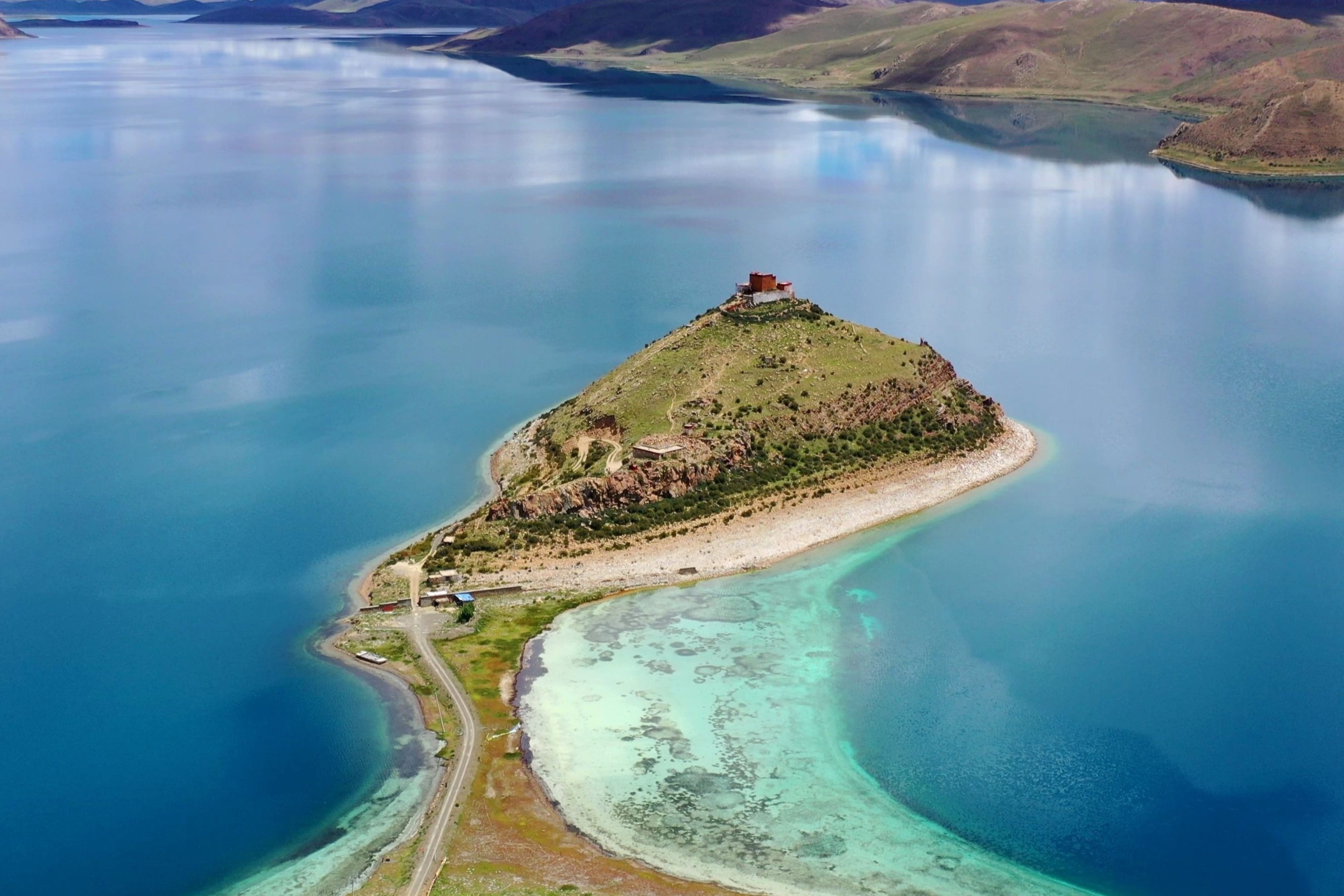 Ngoi den co don nam giua ho nuoc Tay Tang hinh anh