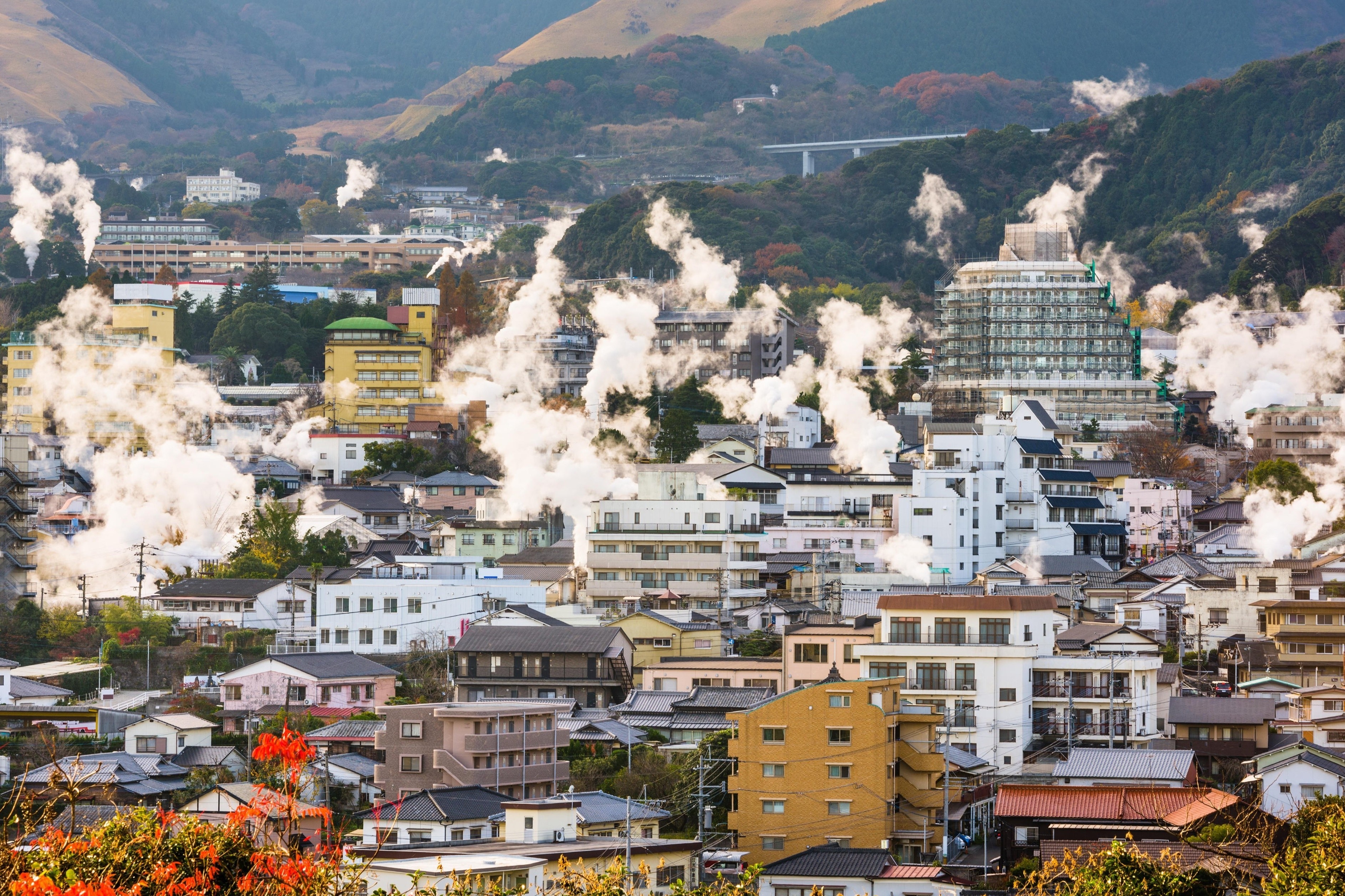 Hoi nuoc boc len nghi ngut tai thi tran Nhat Ban hinh anh