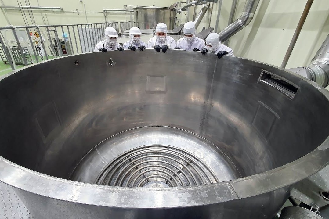 Nha may Han Quoc nau thit trong noi khong lo hinh anh