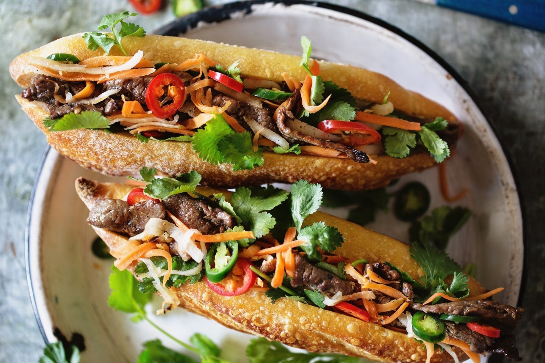 Lam banh mi thit heo nuong sa thom lung hinh anh