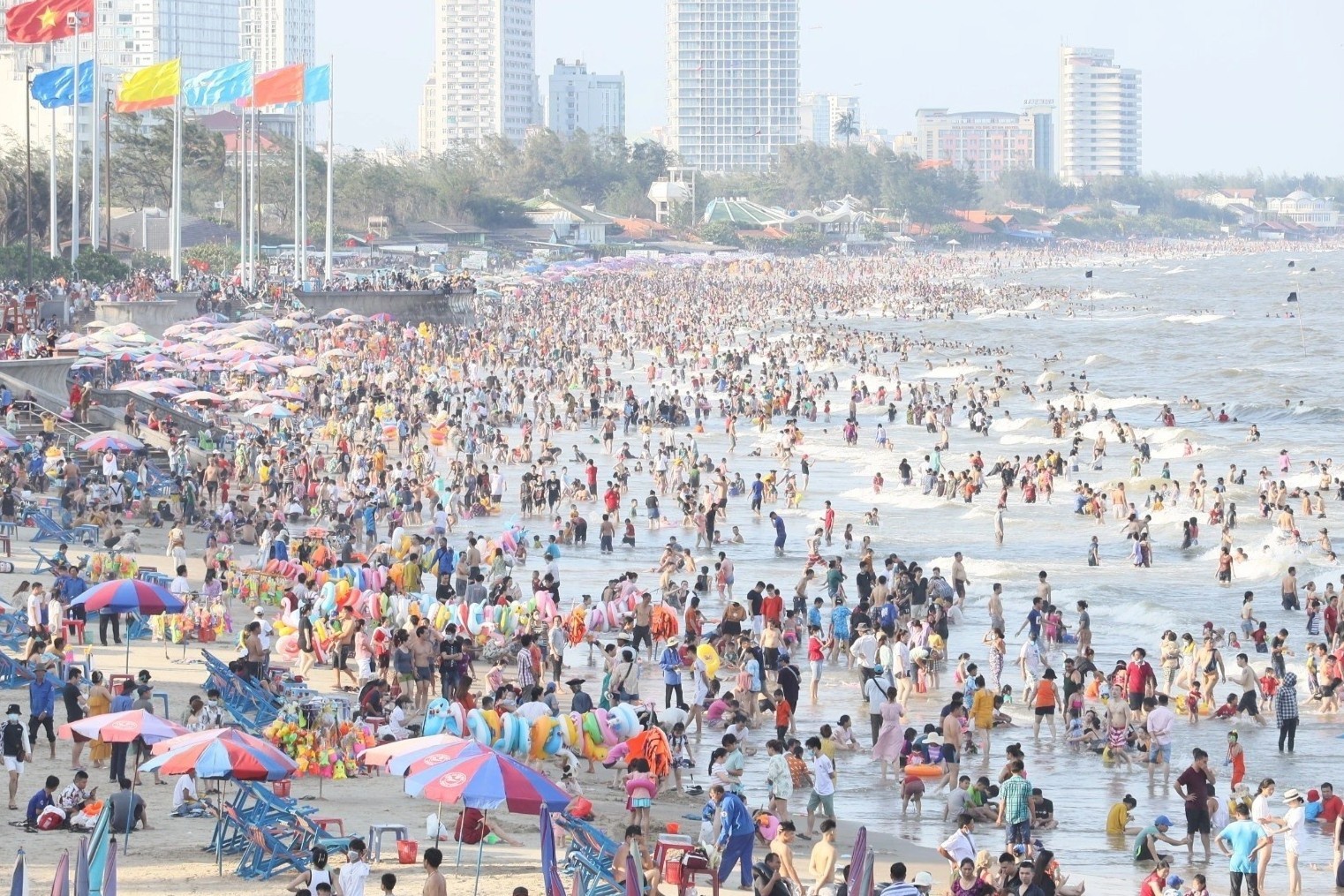 Du khach do ve Vung Tau tam bien dip le 30/4 hinh anh