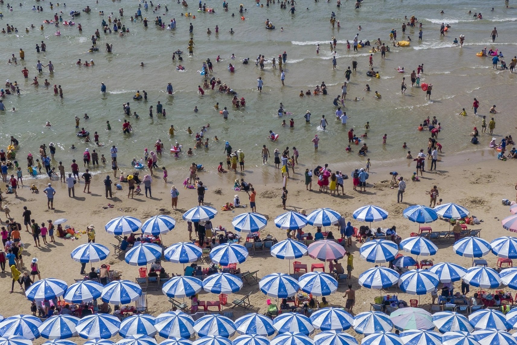 Vung Tau don hon 70.000 luot khach trong ngay 30/4 hinh anh