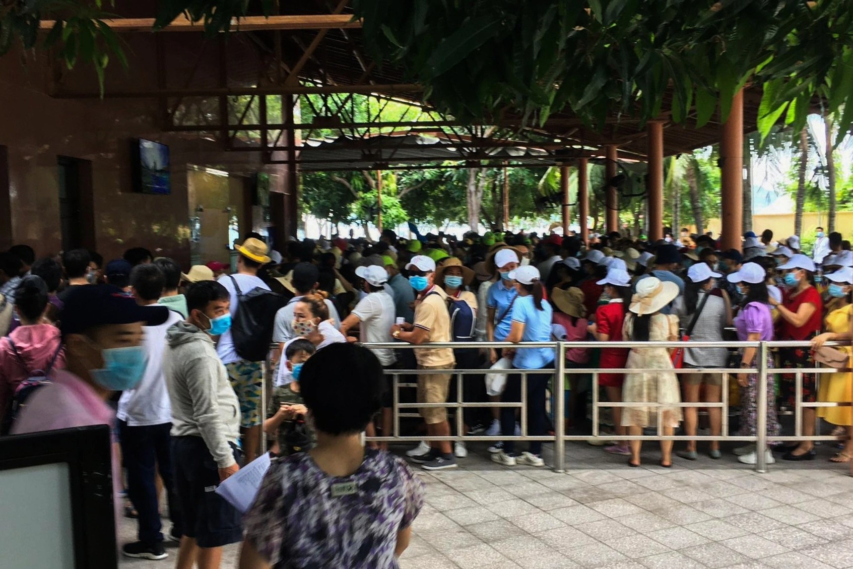 Khach xep hang dai mua ve vao cong khu du lich o Nha Trang hinh anh