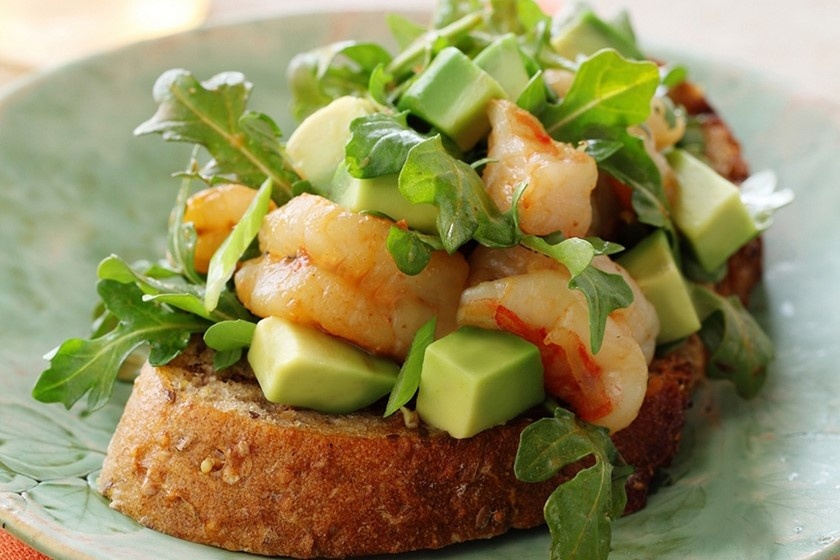 An sang sang chanh voi banh mi, trai bo va tom hinh anh