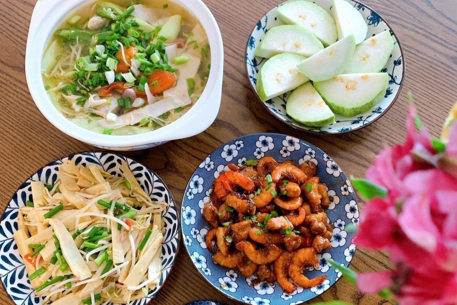 Goi y mam com gia dinh du dinh duong mua dich hinh anh