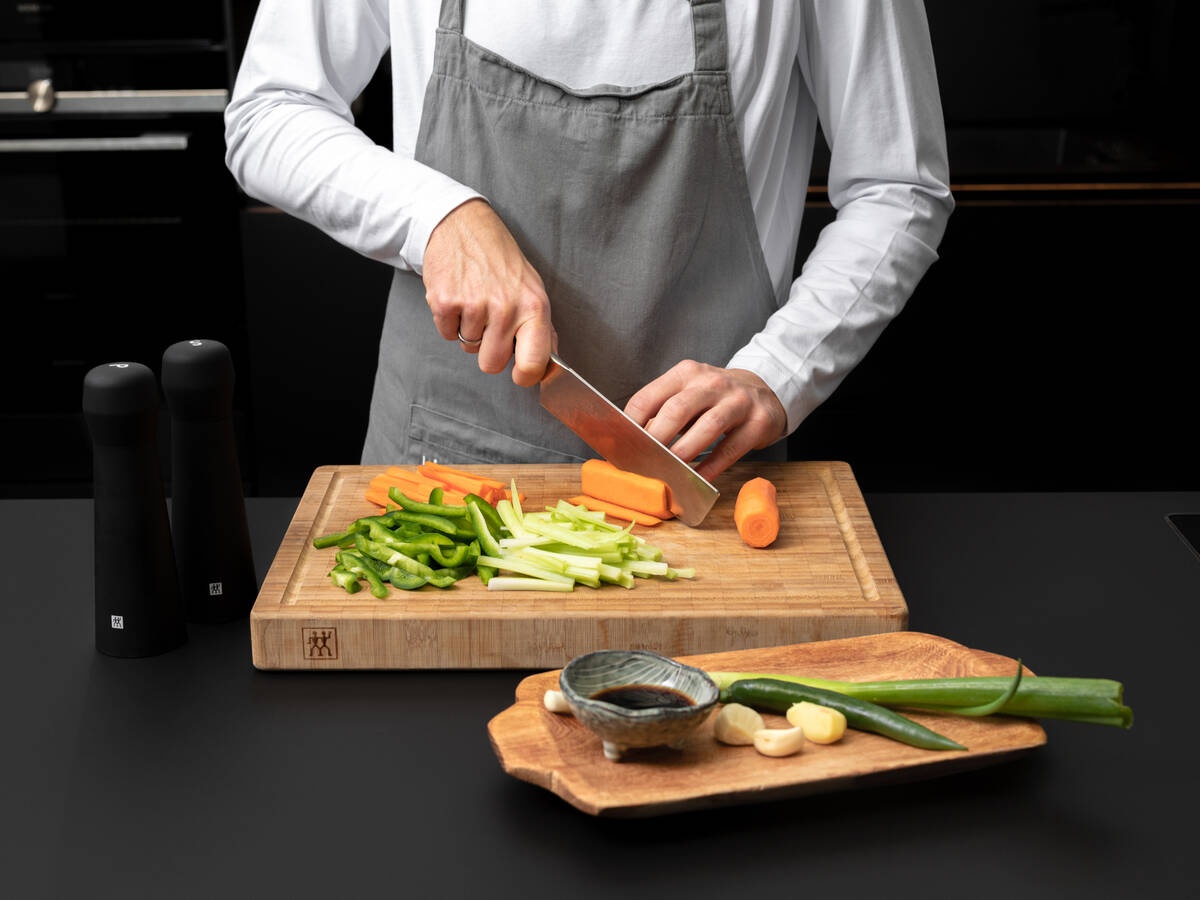 thit heo xao ca rot anh 2