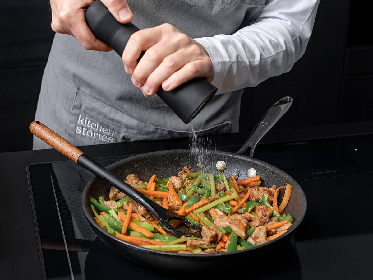 thit heo xao ca rot anh 4