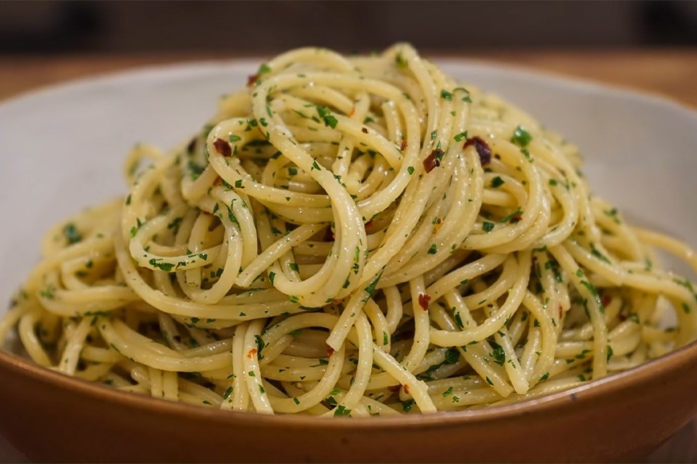 Cach don gian lam mi spaghetti sot dau toi hinh anh