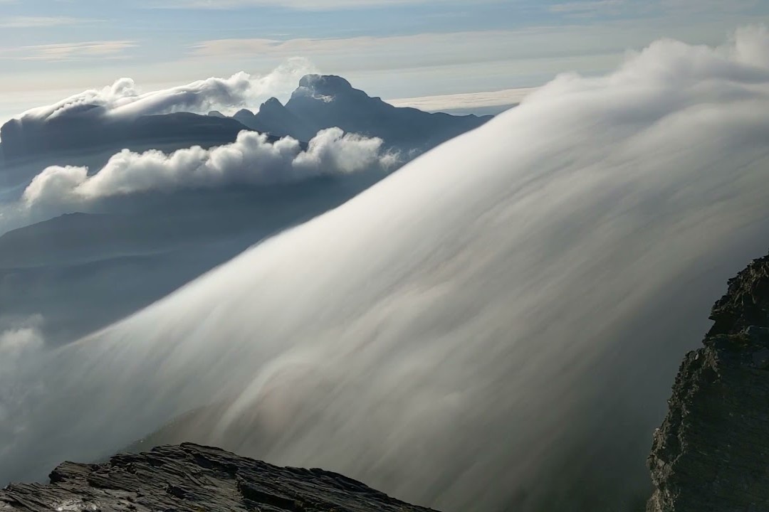 Bien may bay nhu thac nuoc chay nguoc tren dinh nui hinh anh