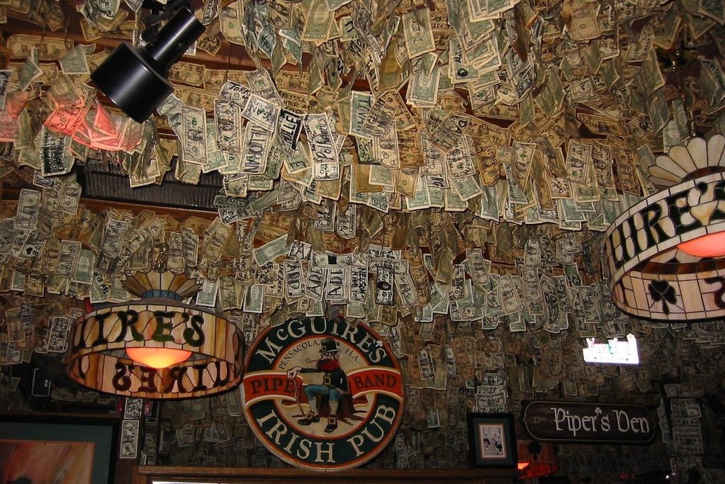 Quan bar dan kin tien giay tren tran nha hinh anh