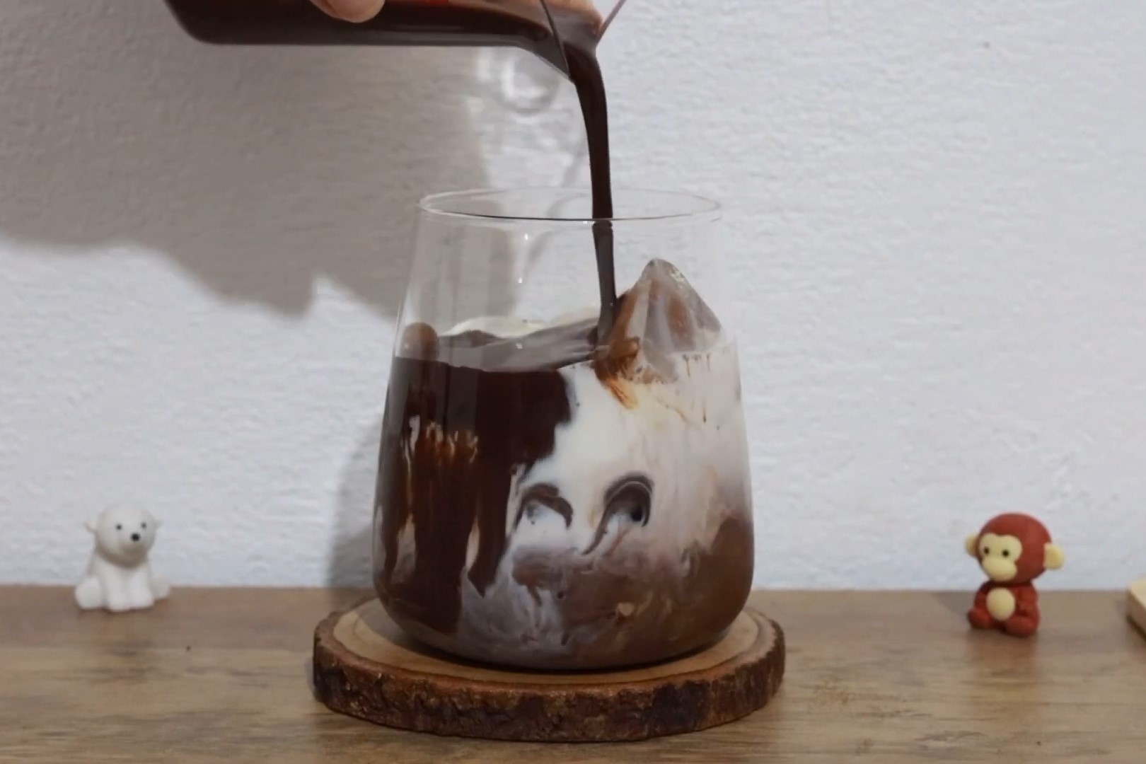 5 phut lam chocolate sua da mat lanh khong ton suc hinh anh