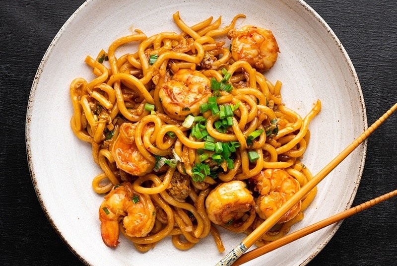 15 phut lam mi udon xao tom la vi hinh anh