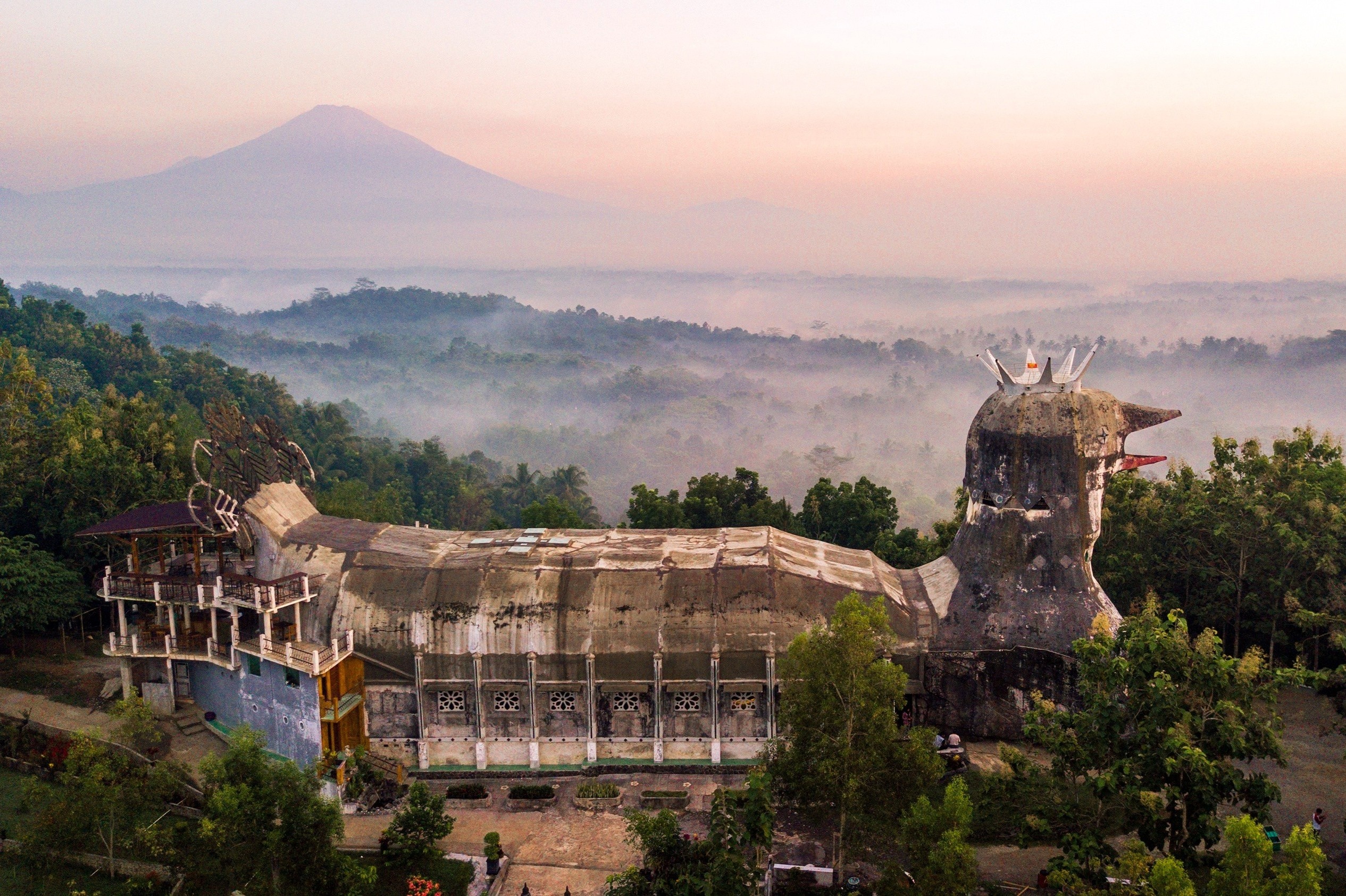 Nha tho hinh con ga o Indonesia hinh anh