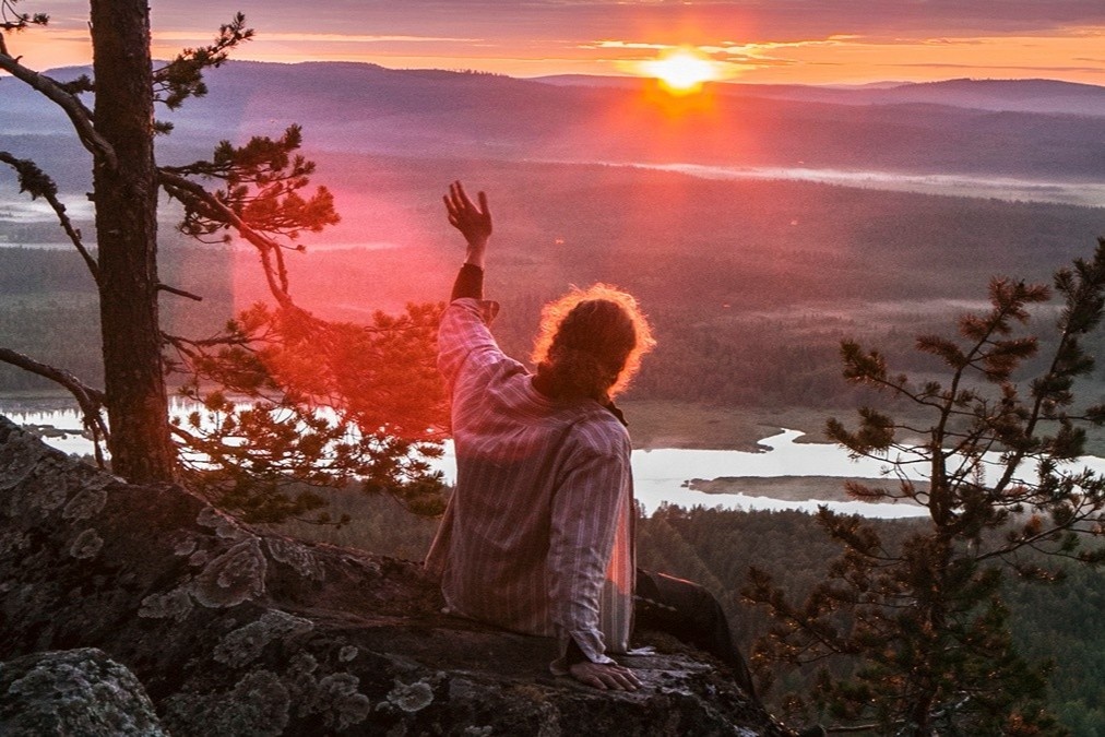 Nguoi Phan Lan ngam mat troi luc nua dem hinh anh
