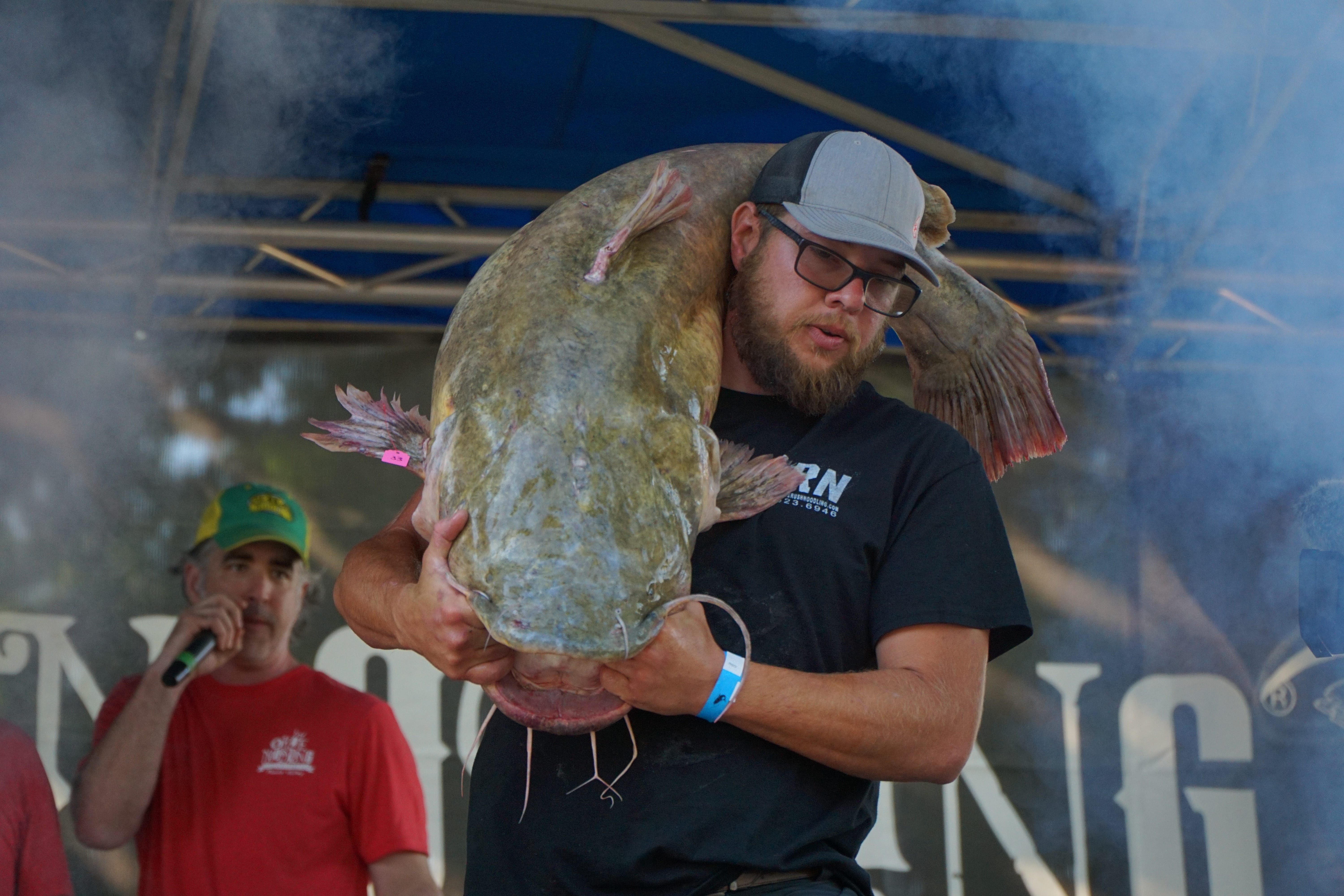 Cuoc thi tay khong bat ca tre khong lo o My hinh anh