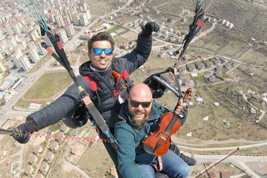 Nguoi dan ong choi violin khi luon du de bot cang thang hinh anh