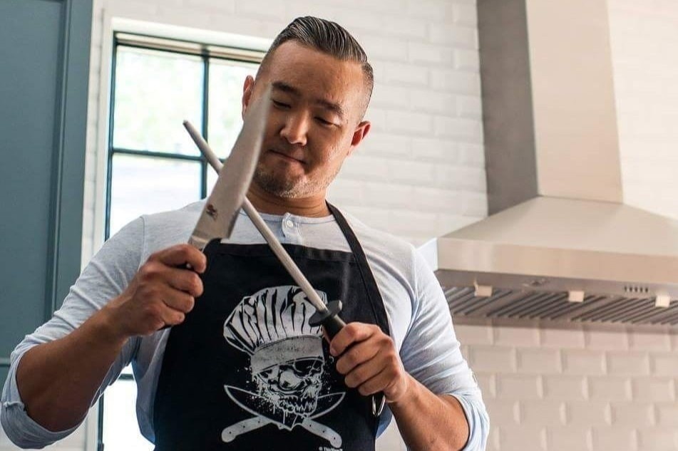 Dau bep kiem 14.000 USD moi thang nho to chuc tiec tai nha hinh anh